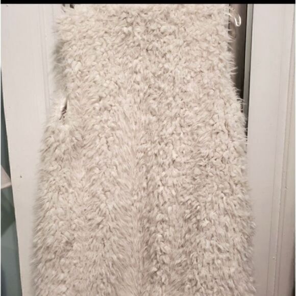 FAUX FUR VEST IVORY Barbiecore - Picture 9 of 9